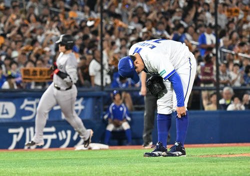DeNA対巨人　5回表巨人無死一塁、岡本(左)に同点となる2点本塁打を浴びた東(撮影･千葉一成)
