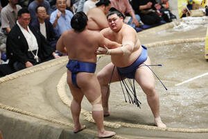寄り切りで若隆景(左)を破る大の里(撮影･宮地輝)
