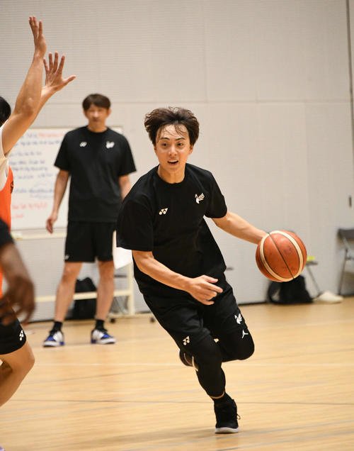 練習で攻撃を仕掛ける五十嵐