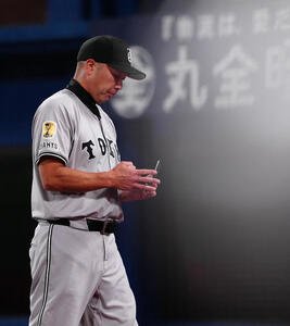 DeNA対巨人　4回裏の投手交代を告げ、ベンチへ戻る巨人阿部監督(撮影･鈴木みどり)