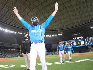 西武対日本ハム　スタンドの声援に応える日本ハム新庄監督(撮影･井上学)