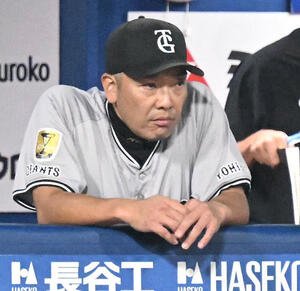 DeNA対巨人　8回、険しい表情で戦況を見つめる巨人阿部監督(撮影･千葉一成)