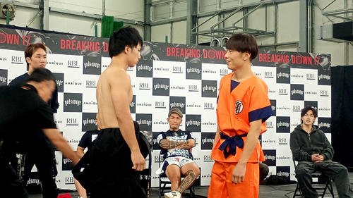 孫悟空姿の井原良太郎(右)は小ばかにした表情で大野篤貴を見つめた