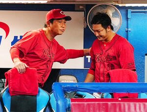 ヤクルト対広島　3回途中7失点で降板の床田(右)に声をかける新井監督(撮影･清水貴仁)