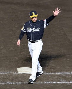 楽天対ソフトバンク　勝利しファンに手を振るソフトバンク小久保監督(撮影･鈴木正人)