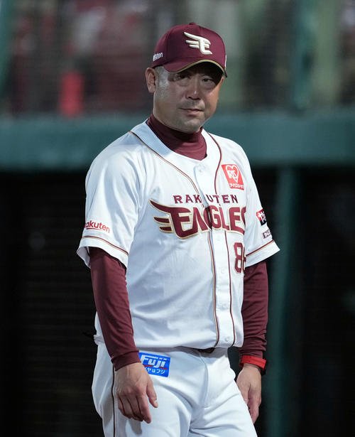 楽天対ソフトバンク　9回表、選手交代を告げベンチに戻る三木監督(撮影･たえ見朱実)