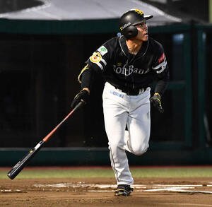 楽天対ソフトバンク　6回表ソフトバンク1死一塁、柳町は中越え2点本塁打を放つ(撮影･岩下翔太)