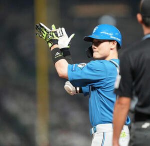 西武対日本ハム　3回表日本ハム1死満塁、2点適時打を放つ清宮幸(撮影･井上学)