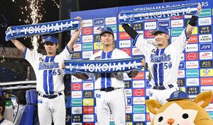 DeNA対巨人　お立ち台で勝利を喜ぶ、左からDeNA宮城、森原、山本(撮影･千葉一成)