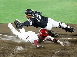 楽天対ソフトバンク　2回裏楽天1死一、三塁、中島の犠飛で三塁走者の宗山が生還、捕手海野(撮影･鈴木正人)