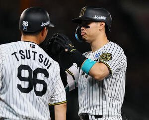 阪神対中日　5回裏阪神無死二塁、佐藤輝は右前適時打を放ちポーズをとる(撮影･藤尾明華)