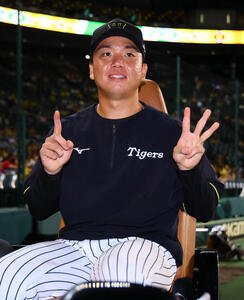 阪神対中日　13勝目を挙げポーズをとる阪神村上(撮影･藤尾明華)