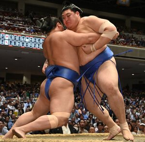 大の里(右)は寄り切りで若隆景を下す＝浅野哲司撮影