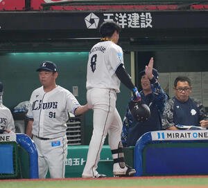 2025年9月26日、日本ハム戦の3回裏西武1死、中越え本塁打を放ち生還した渡部聖弥(中央)を出迎える西口文也監督(右)