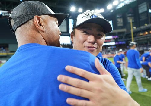 地区優勝を決め、ロバーツ監督(左)とハグするドジャース山本由伸(撮影･菅敏)