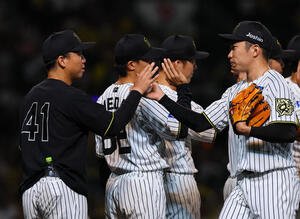 阪神対中日　中日に勝利し、ウイニングボールを村上(左)に渡す阪神石井(撮影･藤尾明華)