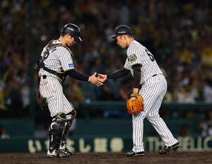 阪神対中日　9回を抑え、坂本と握手を交わす阪神石井(撮影･藤尾明華)