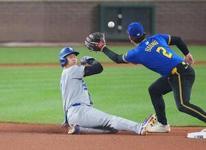 マリナーズ対ドジャース　3回表ドジャース1死一塁、二塁盗塁を決める大谷(左)(撮影･菅敏)
