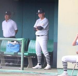 彩星工科対明石清水　彩星工科の平田監督がベンチから戦況を見守る(撮影･林亮佑)