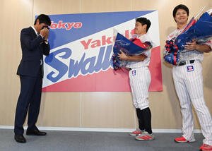 会見でチームメートの登場に涙が止まらなくなるヤクルト川端(左)、右から山田、中村悠(撮影･清水貴仁)