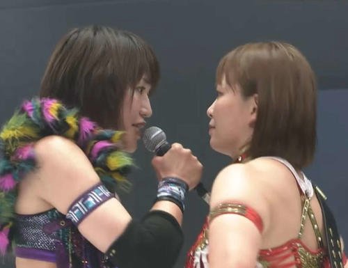 試合後のリング上でにらみ合った朱里(左)とSareee(スターダム公式YouTubeから)