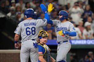 マリナーズ－ドジャース　3回、本塁打を放ったキケ･ヘルナンデスはラッシングとハイタッチ(AP)