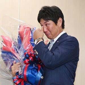 会見で涙を流す行うヤクルト川端(撮影･清水貴仁)