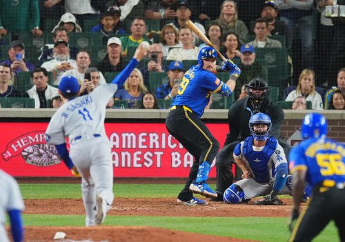 マリナーズ対ドジャース　7回裏マリナーズ2死二塁、ローリーに2球目を投じ、空振りを奪う佐々木(撮影･菅敏)