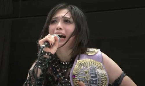 試合後のマイクでファンを東京ドームに連れて行くと絶叫した上谷沙弥(スターダム公式YouTubeから)