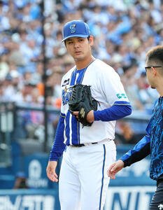 DeNA対巨人　7回表、降板するDeNA宮城(撮影･鈴木正人)