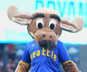 マリナーズ対ドジャース　試合前にフィールドを駆け回るマリナーズ･キャラクターのマリナー･ムース(撮影･菅敏)