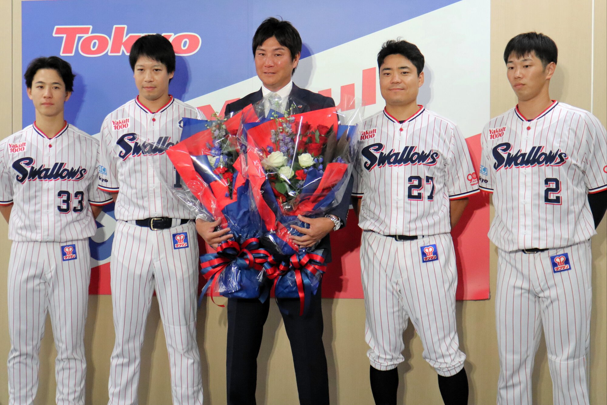 写真撮影に応じる(左から)内山、山田、川端、中村悠、古賀