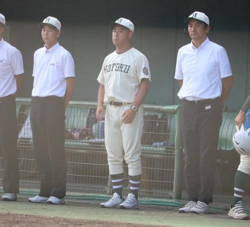 報徳学園対東洋大姫路　報徳学園の大角監督が試合を終えてあいさつする(撮影･林亮佑)