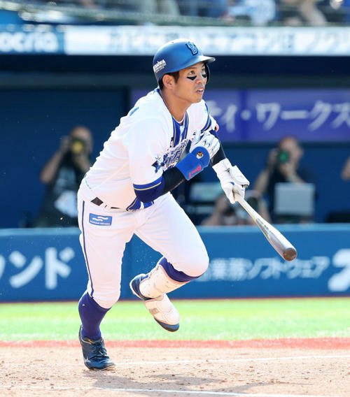 DeNA対巨人　4回裏DeNA無死二塁、桑原は右前適時打を放つ(撮影･鈴木正人)