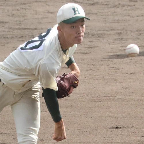 報徳学園対東洋大姫路　報徳学園の江藤が救援で登板する(撮影･林亮佑)