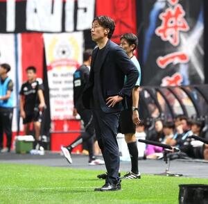 札幌対仙台　試合を見つめる札幌柴田監督(撮影･黒川智章)