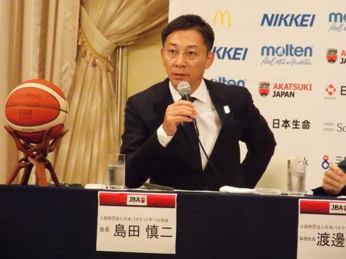 臨時理事会後に記者会見で説明する日本バスケットボール協会の島田慎二会長(撮影･松本航)