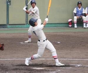 報徳学園対東洋大姫路　3回裏、東洋大姫路の松本が2点適時二塁打を放つ(撮影･林亮佑)