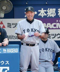 DeNA対巨人　試合前、笑顔を見せる巨人阿部助監督(撮影･鈴木正人)