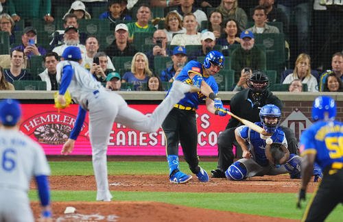 マリナーズ対ドジャース　7回裏マリナーズ2死二塁、ローリーに2球目を投じ、空振りを奪う佐々木(撮影･菅敏)