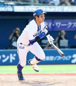 DeNA対巨人　4回裏DeNA無死二塁、桑原は右前適時打を放つ(撮影･鈴木正人)