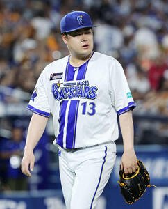 DeNA対巨人　9回表、降板するDeNA伊勢(撮影･鈴木正人)