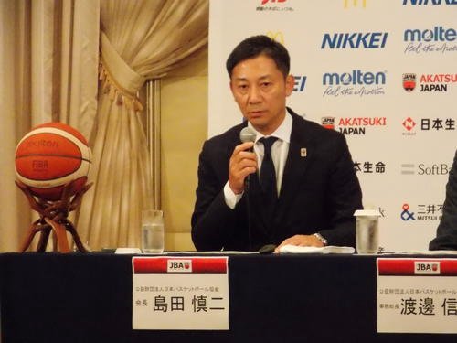 臨時理事会後に記者会見で説明する日本バスケットボール協会の島田慎二会長(撮影･松本航)