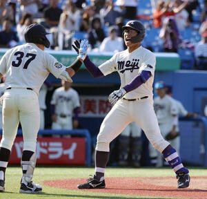 明大対慶大　7回表明大2死、代打･瀬(右)は左越えに本塁打を放ち田上とハイタッチする(撮影･柴田隆二)　　