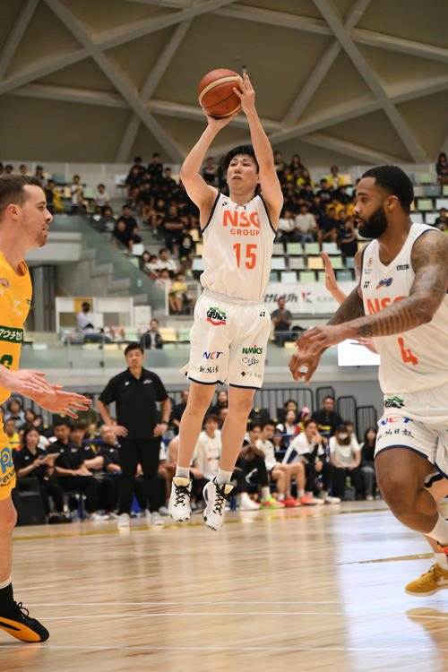 第4Q、新潟の浜田が3点シュートを決める