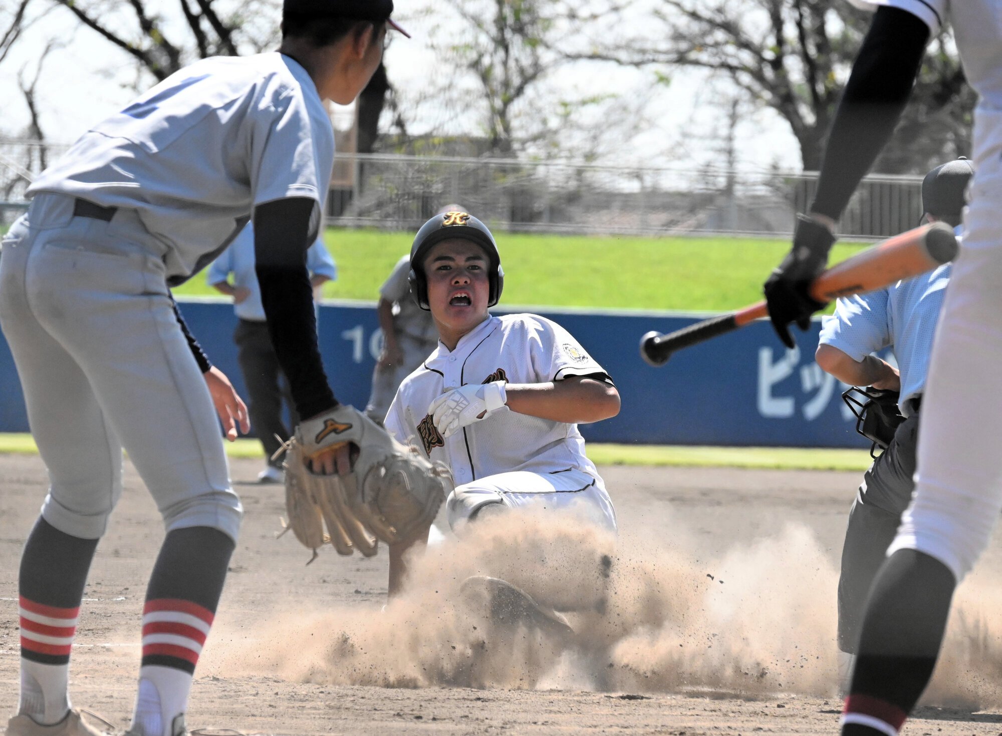 関東学園大付―高崎商大付　七回表関東学園大付2死一、二塁、代打秋山の安打で沢田が生還=2025年9月27日午前11時18分、小倉クラッチ、八木正則撮影
