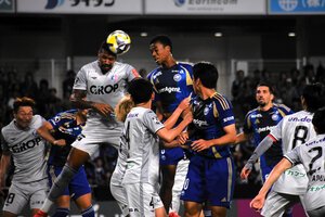 競り合うFC町田ゼルビアの望月ヘンリー海輝(中央右)