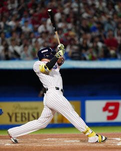 ヤクルト対広島　1回裏ヤクルト2死一塁、右越え2点本塁打を放つ村上(撮影･清水貴仁)