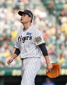 阪神対中日　6回、4失点した大竹は上を見ながらベンチに引き揚げる(撮影･上田博志)