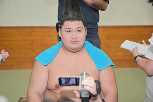 支度部屋でまげを結ってもらう大の里
